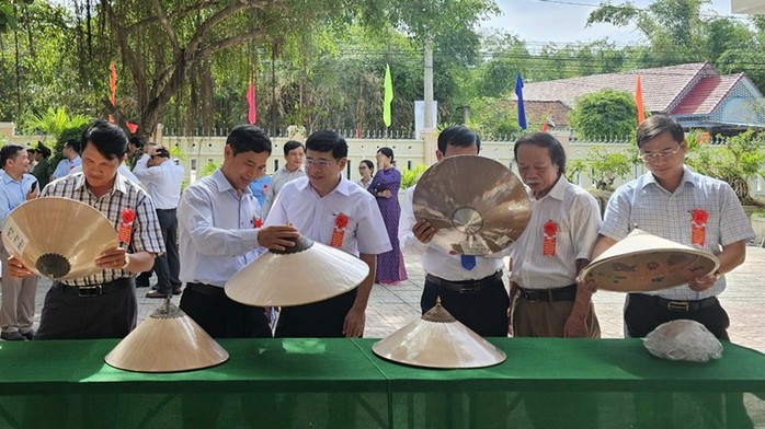 Nghề chằm nón ngựa Phú Gia (Bình Định) được công nhận là di sản văn hóa phi vật thể quốc gia- Ảnh 1. Nghề chằm nón ngựa Phú Gia (Bình Định) được công nhận là di sản văn hóa phi vật thể quốc gia- Ảnh 1.