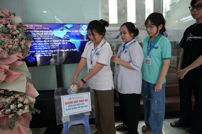 Xúc động hình ảnh giảng viên, sinh viên TP HCM dốc lòng hỗ trợ vùng lũ- Ảnh 8.