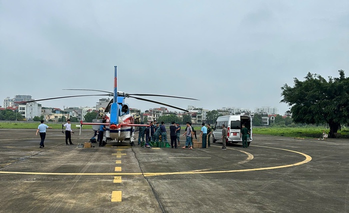VIDEO: Trực thăng chuyển hàng cứu trợ vùng lũ- Ảnh 1. VIDEO: Trực thăng chuyển hàng cứu trợ vùng lũ- Ảnh 1.