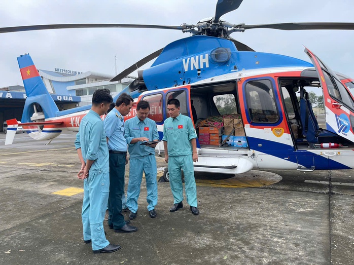 VIDEO: Trực thăng chuyển hàng cứu trợ vùng lũ- Ảnh 3. VIDEO: Trực thăng chuyển hàng cứu trợ vùng lũ- Ảnh 3.