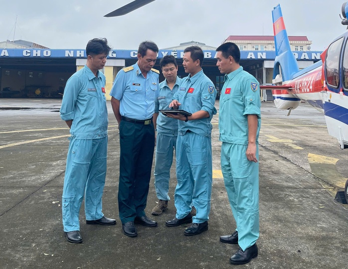 VIDEO: Trực thăng chuyển hàng cứu trợ vùng lũ- Ảnh 4. VIDEO: Trực thăng chuyển hàng cứu trợ vùng lũ- Ảnh 4.