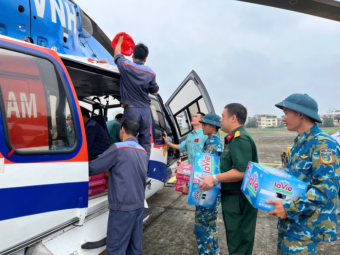 VIDEO: Trực thăng chuyển hàng cứu trợ vùng lũ- Ảnh 2. VIDEO: Trực thăng chuyển hàng cứu trợ vùng lũ- Ảnh 2.