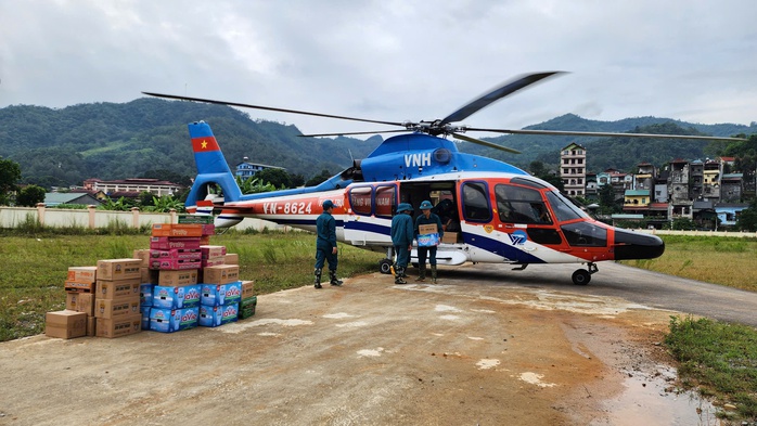 VIDEO: Trực thăng chuyển hàng cứu trợ vùng lũ- Ảnh 7. VIDEO: Trực thăng chuyển hàng cứu trợ vùng lũ- Ảnh 7.