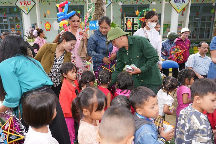 Tết Trung thu đến sớm với trẻ em vùng cao Quảng Nam- Ảnh 2. Tết Trung thu đến sớm với trẻ em vùng cao Quảng Nam- Ảnh 2.