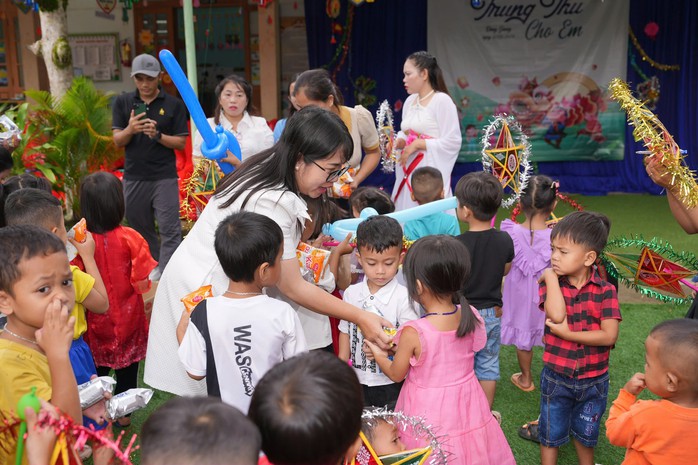 Tết Trung thu đến sớm với trẻ em vùng cao Quảng Nam- Ảnh 1. Tết Trung thu đến sớm với trẻ em vùng cao Quảng Nam- Ảnh 1.