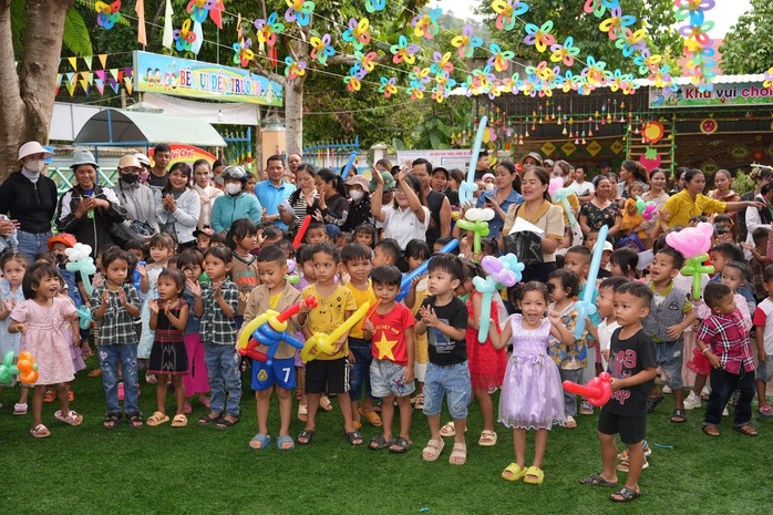 Tết Trung thu đến sớm với trẻ em vùng cao Quảng Nam- Ảnh 5. Tết Trung thu đến sớm với trẻ em vùng cao Quảng Nam- Ảnh 5.