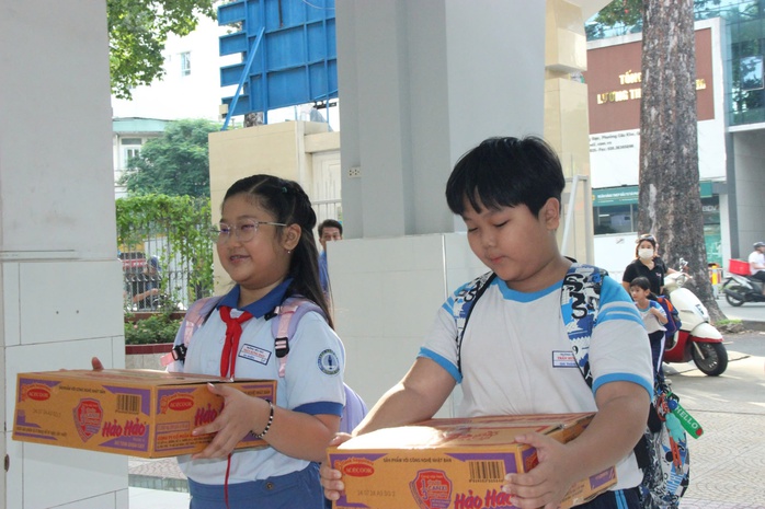 Học sinh tiểu học ở TP HCM bật khóc khi thấy cảnh mưa lũ miền Bắc- Ảnh 5. Học sinh tiểu học ở TP HCM bật khóc khi thấy cảnh mưa lũ miền Bắc- Ảnh 5.