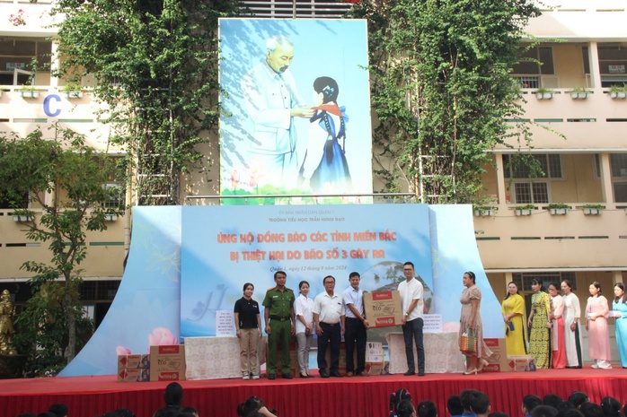 Học sinh tiểu học ở TP HCM bật khóc khi thấy cảnh mưa lũ miền Bắc- Ảnh 4. Học sinh tiểu học ở TP HCM bật khóc khi thấy cảnh mưa lũ miền Bắc- Ảnh 4.