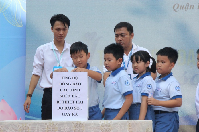 Học sinh tiểu học ở TP HCM bật khóc khi thấy cảnh mưa lũ miền Bắc- Ảnh 2. Học sinh tiểu học ở TP HCM bật khóc khi thấy cảnh mưa lũ miền Bắc- Ảnh 2.