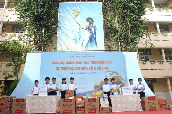 Học sinh tiểu học ở TP HCM bật khóc khi thấy cảnh mưa lũ miền Bắc- Ảnh 3. Học sinh tiểu học ở TP HCM bật khóc khi thấy cảnh mưa lũ miền Bắc- Ảnh 3.