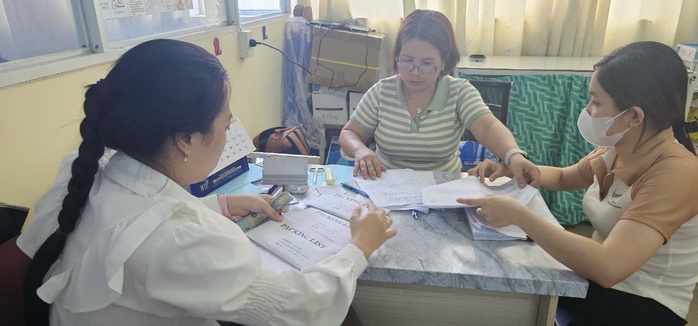 Hàng ngàn công nhân ở Bình Dương quyên góp ủng hộ đồng bào các tỉnh phía Bắc- Ảnh 5. Hàng ngàn công nhân ở Bình Dương quyên góp ủng hộ đồng bào các tỉnh phía Bắc- Ảnh 5.