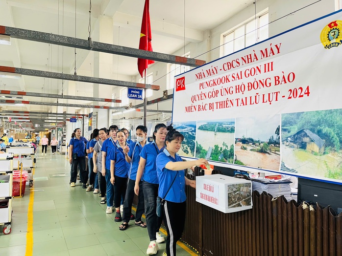Hàng ngàn công nhân ở Bình Dương quyên góp ủng hộ đồng bào các tỉnh phía Bắc- Ảnh 1. Hàng ngàn công nhân ở Bình Dương quyên góp ủng hộ đồng bào các tỉnh phía Bắc- Ảnh 1.