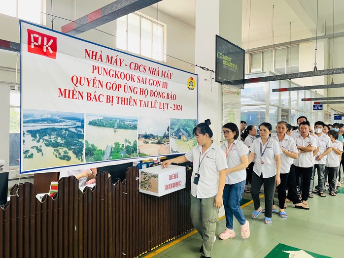Hàng ngàn công nhân ở Bình Dương quyên góp ủng hộ đồng bào các tỉnh phía Bắc- Ảnh 2. Hàng ngàn công nhân ở Bình Dương quyên góp ủng hộ đồng bào các tỉnh phía Bắc- Ảnh 2.