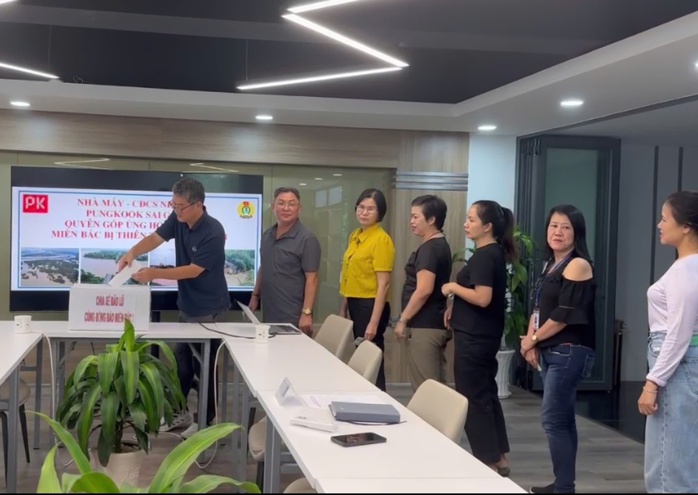 Hàng ngàn công nhân ở Bình Dương quyên góp ủng hộ đồng bào các tỉnh phía Bắc- Ảnh 3. Hàng ngàn công nhân ở Bình Dương quyên góp ủng hộ đồng bào các tỉnh phía Bắc- Ảnh 3.