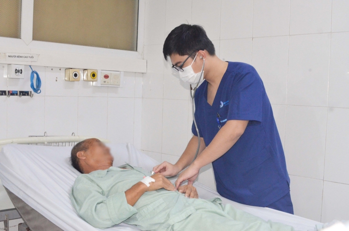 Uống nhầm nước lau sàn đựng trong chai nước ngọt, người đàn ông nhập viện cấp cứu- Ảnh 1. Uống nhầm nước lau sàn đựng trong chai nước ngọt, người đàn ông nhập viện cấp cứu- Ảnh 1.