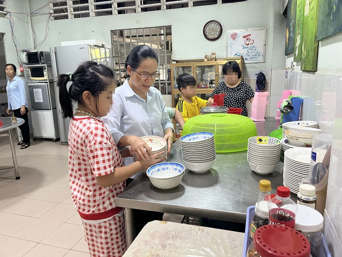Các bé phụ cô chuẩn bị dọn cơm trưa Các bé phụ cô chuẩn bị dọn cơm trưa