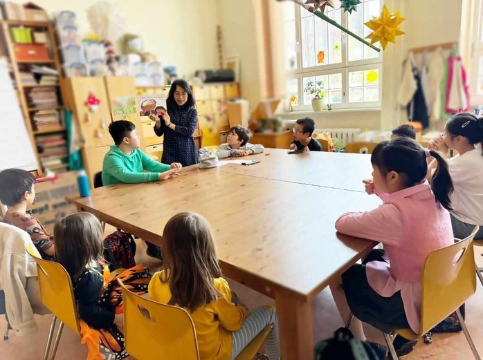 Cuộc thi viết “LÒNG TỐT QUANH TA”: Sứ giả tiếng Việt ở trời Âu- Ảnh 1. Cuộc thi viết “LÒNG TỐT QUANH TA”: Sứ giả tiếng Việt ở trời Âu- Ảnh 1.