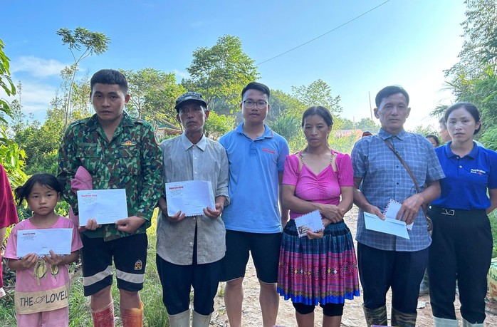 Đại diện Báo Người Lao Động trao hỗ trợ cho các gia đình có người thân bị thiệt mạng do sạt lở đất ở xã Nậm Lúc, huyện Bắc Hà, tỉnh Lào Cai. Ảnh: MINH CHIẾN Đại diện Báo Người Lao Động trao hỗ trợ cho các gia đình có người thân bị thiệt mạng do sạt lở đất ở xã Nậm Lúc, huyện Bắc Hà, tỉnh Lào Cai. Ảnh: MINH CHIẾN