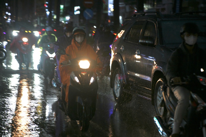 TP HCM mưa tầm tã vào giờ tan tầm- Ảnh 2. TP HCM mưa tầm tã vào giờ tan tầm- Ảnh 2.