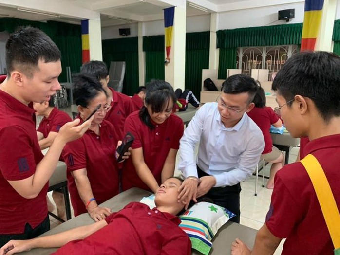 NÂNG BƯỚC NGƯỜI LAO ĐỘNG: Mở ra cơ hội việc làm cho người khiếm thị- Ảnh 1. NÂNG BƯỚC NGƯỜI LAO ĐỘNG: Mở ra cơ hội việc làm cho người khiếm thị- Ảnh 1.