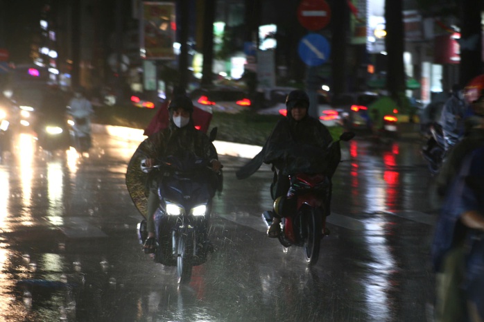 TP HCM mưa tầm tã vào giờ tan tầm- Ảnh 1. TP HCM mưa tầm tã vào giờ tan tầm- Ảnh 1.