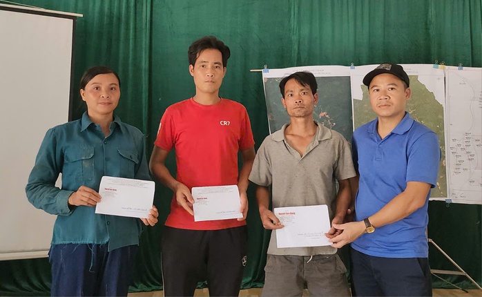 Báo Người Lao Động trao hỗ trợ 30 triệu đồng tới 3 gia đình ở thôn Làng Nủ- Ảnh 1. Báo Người Lao Động trao hỗ trợ 30 triệu đồng tới 3 gia đình ở thôn Làng Nủ- Ảnh 1.