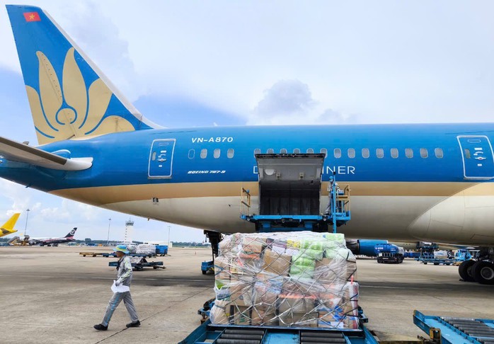 Hàng không vận chuyển hơn 35 tấn hàng cứu trợ vùng bão lũ- Ảnh 3. Hàng không vận chuyển hơn 35 tấn hàng cứu trợ vùng bão lũ- Ảnh 3.