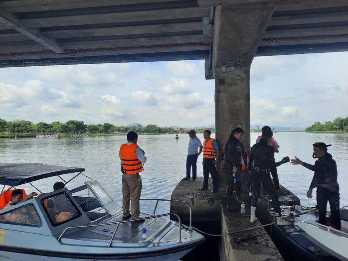Lặn kiểm tra độ an toàn của nhiều cầu ở miền Trung- Ảnh 1. Lặn kiểm tra độ an toàn của nhiều cầu ở miền Trung- Ảnh 1.