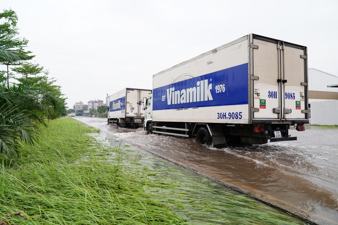 Vinamilk kịp thời hỗ trợ 550.000 sản phẩm thiết yếu cho người dân vùng bão lũ- Ảnh 5. Vinamilk kịp thời hỗ trợ 550.000 sản phẩm thiết yếu cho người dân vùng bão lũ- Ảnh 5.