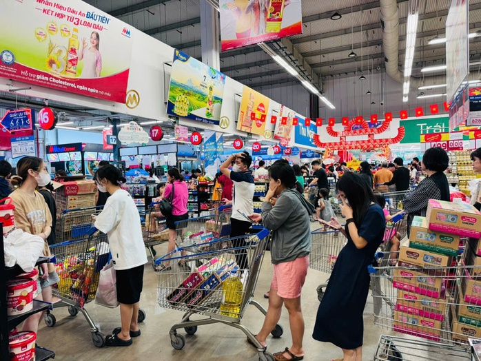 Mì tôm, đèn pin, cồn khô… sốt hàng ở Hà Nội và miền Bắc- Ảnh 1. Mì tôm, đèn pin, cồn khô… sốt hàng ở Hà Nội và miền Bắc- Ảnh 1.