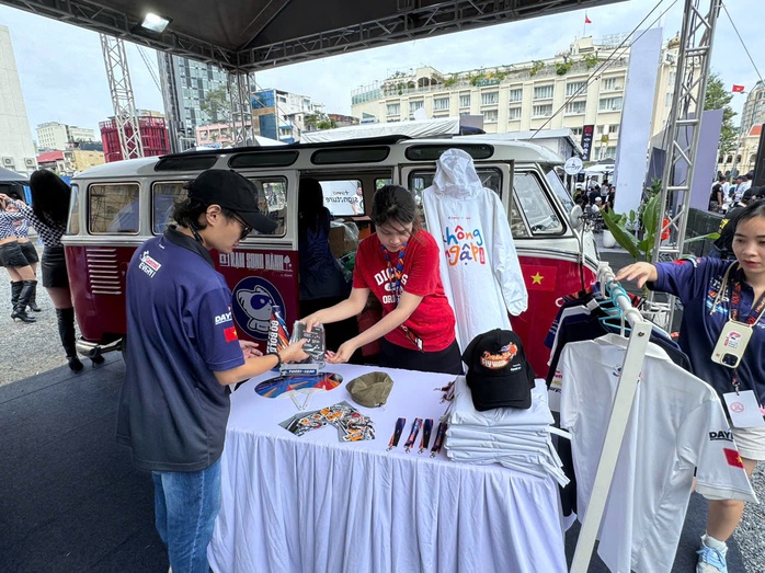 Thỏa thích ngắm siêu xe tại sự kiện Gumball 3000 ở TP HCM- Ảnh 7. Thỏa thích ngắm siêu xe tại sự kiện Gumball 3000 ở TP HCM- Ảnh 7.