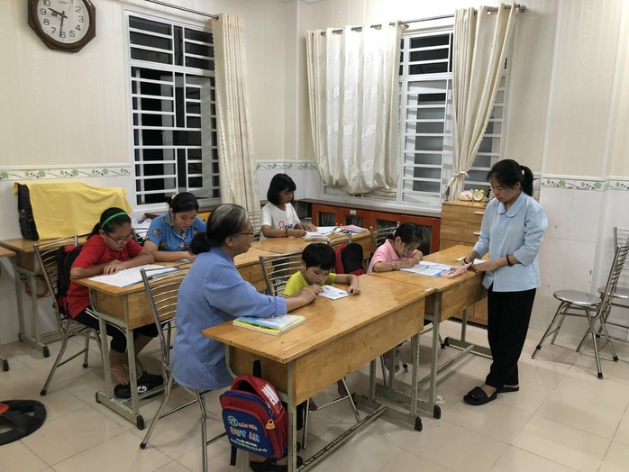Giờ học bài buổi tối tại Mái ấm Mai Ân Giờ học bài buổi tối tại Mái ấm Mai Ân