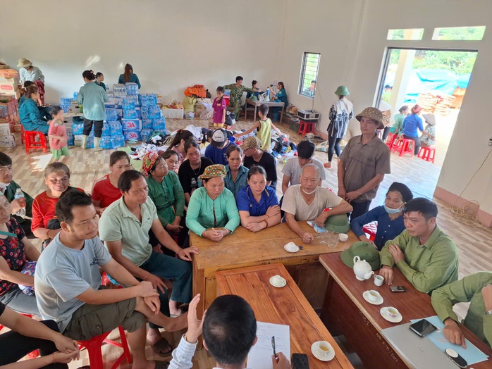 Lãnh đạo huyện Bảo Yên họp bàn, xin ý kiến với bà con thôn Làng Nủ về việc làm nhà tái định cư Ảnh: VĂN DUẨN Lãnh đạo huyện Bảo Yên họp bàn, xin ý kiến với bà con thôn Làng Nủ về việc làm nhà tái định cư Ảnh: VĂN DUẨN