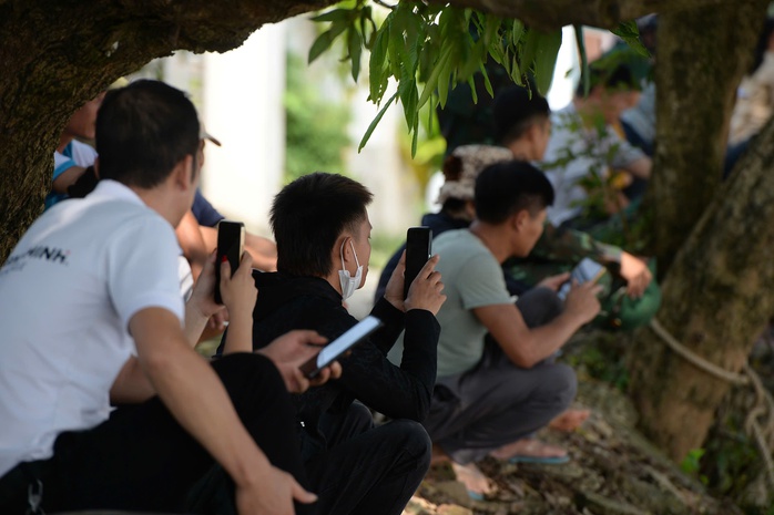 Cận cảnh tìm kiếm 8 nạn nhân mất tích, trục vớt nhịp cầu Phong Châu bị sập- Ảnh 9. Cận cảnh tìm kiếm 8 nạn nhân mất tích, trục vớt nhịp cầu Phong Châu bị sập- Ảnh 9.