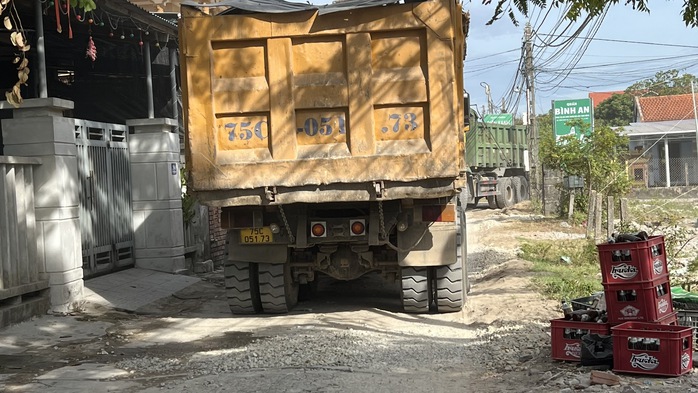 Bất ngờ tải trọng xe chở đá ở dự án xây dựng bờ kè biển- Ảnh 1. Bất ngờ tải trọng xe chở đá ở dự án xây dựng bờ kè biển- Ảnh 1.