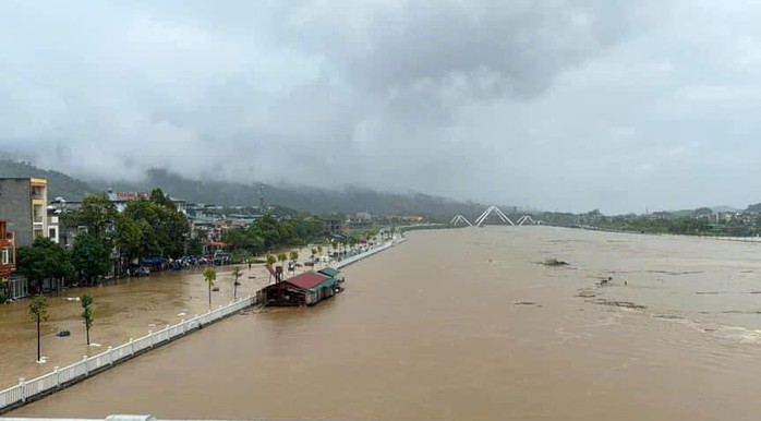 Đình chỉ công tác 2 chủ tịch xã né tránh trách nhiệm trong mưa bão tại Lào Cai- Ảnh 1. Đình chỉ công tác 2 chủ tịch xã né tránh trách nhiệm trong mưa bão tại Lào Cai- Ảnh 1.