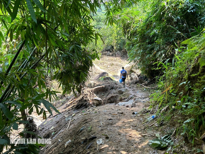 Tường trình tại hiện trường vụ sạt lở "xoá sổ" 8 căn nhà, 18 người chết và mất tích- Ảnh 1. Tường trình tại hiện trường vụ sạt lở "xoá sổ" 8 căn nhà, 18 người chết và mất tích- Ảnh 1.