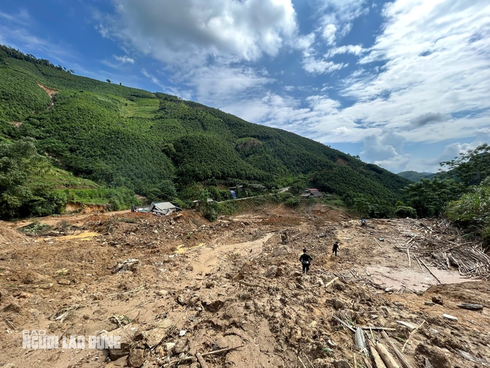 Tường trình tại hiện trường vụ sạt lở "xoá sổ" 8 căn nhà, 18 người chết và mất tích- Ảnh 2. Tường trình tại hiện trường vụ sạt lở "xoá sổ" 8 căn nhà, 18 người chết và mất tích- Ảnh 2.