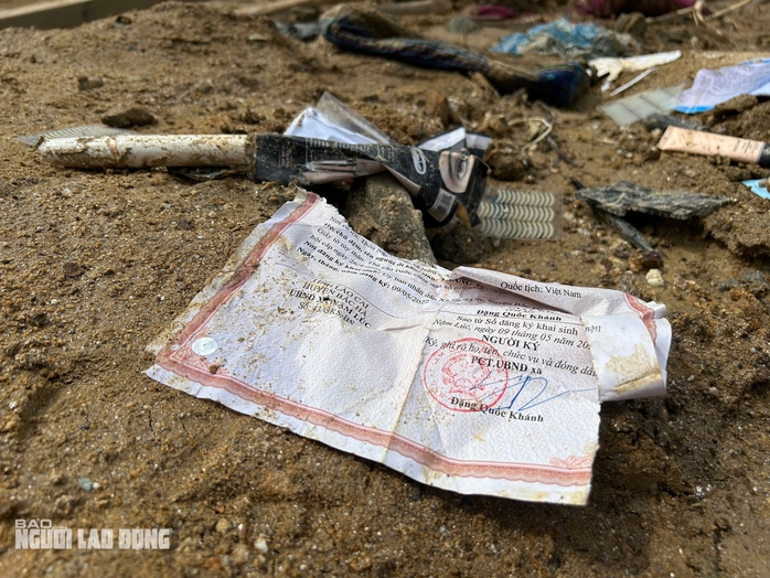 Tường trình tại hiện trường vụ sạt lở "xoá sổ" 8 căn nhà, 18 người chết và mất tích- Ảnh 4. Tường trình tại hiện trường vụ sạt lở "xoá sổ" 8 căn nhà, 18 người chết và mất tích- Ảnh 4.