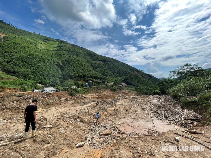 Tường trình tại hiện trường vụ sạt lở "xoá sổ" 8 căn nhà, 18 người chết và mất tích- Ảnh 6. Tường trình tại hiện trường vụ sạt lở "xoá sổ" 8 căn nhà, 18 người chết và mất tích- Ảnh 6.