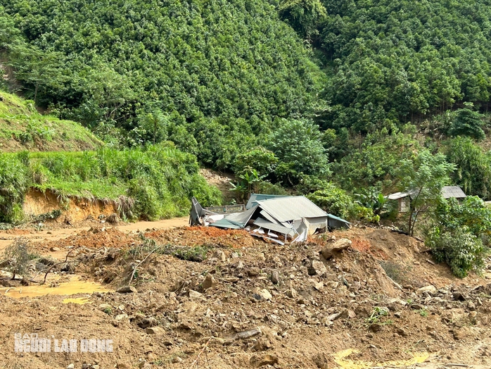Tường trình tại hiện trường vụ sạt lở "xoá sổ" 8 căn nhà, 18 người chết và mất tích- Ảnh 9. Tường trình tại hiện trường vụ sạt lở "xoá sổ" 8 căn nhà, 18 người chết và mất tích- Ảnh 9.