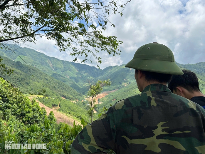 Tường trình tại hiện trường vụ sạt lở "xoá sổ" 8 căn nhà, 18 người chết và mất tích- Ảnh 10. Tường trình tại hiện trường vụ sạt lở "xoá sổ" 8 căn nhà, 18 người chết và mất tích- Ảnh 10.