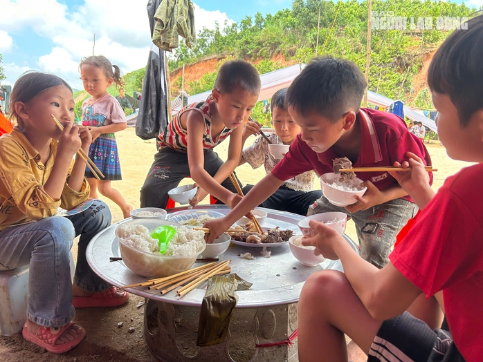 Tường trình tại hiện trường vụ sạt lở "xoá sổ" 8 căn nhà, 18 người chết và mất tích- Ảnh 11. Tường trình tại hiện trường vụ sạt lở "xoá sổ" 8 căn nhà, 18 người chết và mất tích- Ảnh 11.