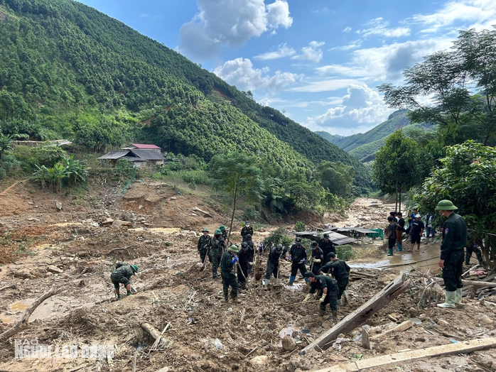 Tường trình tại hiện trường vụ sạt lở "xoá sổ" 8 căn nhà, 18 người chết và mất tích- Ảnh 12. Tường trình tại hiện trường vụ sạt lở "xoá sổ" 8 căn nhà, 18 người chết và mất tích- Ảnh 12.