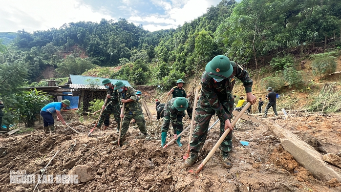 VIDEO: Bới đá, gạn đất tìm nạn nhân bị vùi lấp trong vụ sạt lở đất kinh hoàng ở Nậm Tông- Ảnh 12. VIDEO: Bới đá, gạn đất tìm nạn nhân bị vùi lấp trong vụ sạt lở đất kinh hoàng ở Nậm Tông- Ảnh 12.