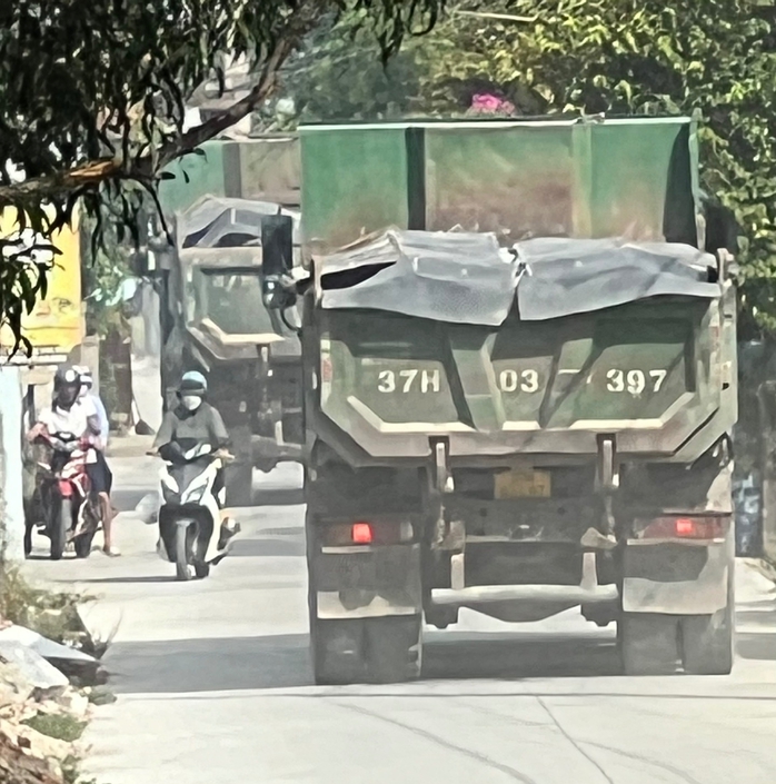 Bất ngờ tải trọng xe chở đá ở dự án xây dựng bờ kè biển- Ảnh 4. Bất ngờ tải trọng xe chở đá ở dự án xây dựng bờ kè biển- Ảnh 4.