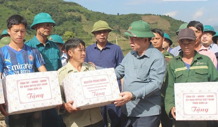 Trưởng Ban Tuyên giáo Trung ương thăm hỏi, động viên người dân vùng lũ Sơn La- Ảnh 3. Trưởng Ban Tuyên giáo Trung ương thăm hỏi, động viên người dân vùng lũ Sơn La- Ảnh 3.