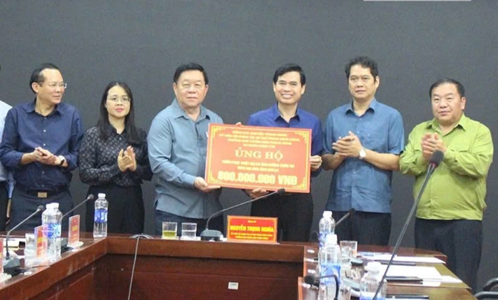 Trưởng Ban Tuyên giáo Trung ương thăm hỏi, động viên người dân vùng lũ Sơn La- Ảnh 4. Trưởng Ban Tuyên giáo Trung ương thăm hỏi, động viên người dân vùng lũ Sơn La- Ảnh 4.