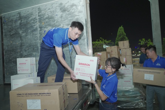 Xuất cấp hàng tấn Cloramin B phòng dịch bệnh sau mưa bão, ngập lụt- Ảnh 3. Xuất cấp hàng tấn Cloramin B phòng dịch bệnh sau mưa bão, ngập lụt- Ảnh 3.