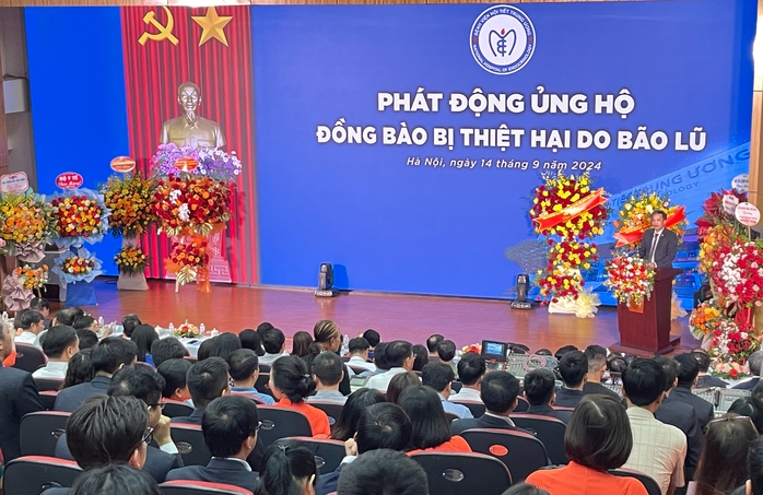 Y bác sĩ mặc niệm nạn nhân thiệt mạng do bão số 3- Ảnh 1. Y bác sĩ mặc niệm nạn nhân thiệt mạng do bão số 3- Ảnh 1.